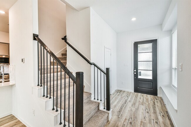 Building Photo - 678 Royal Arch Dr