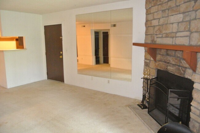 Building Photo - 1 Bedroom 1 Bath in Woodside Village