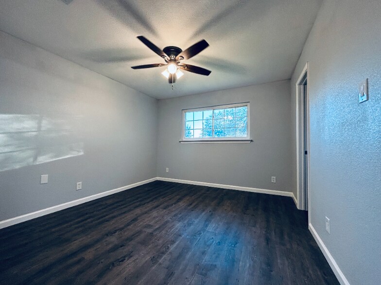 Building Photo - 2325 Lakehurst Dr