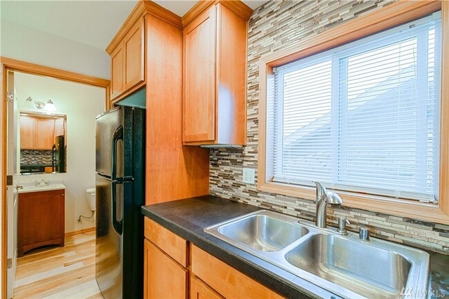 Building Photo - Charming 3-Story townhome located near Hig...