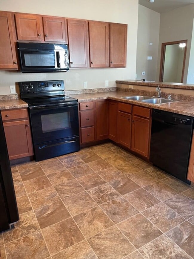 Building Photo - 2 Bedroom, 2 Bathroom Upper Available
