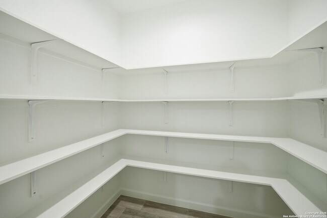Building Photo - 207 Deer Oaks Dr