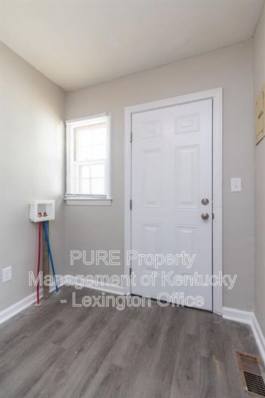 Building Photo - 817 Marcellus Dr