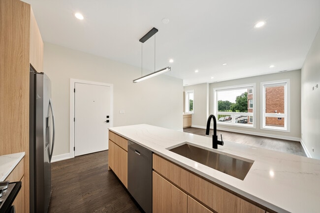 Building Photo - 412 E 50th Pl