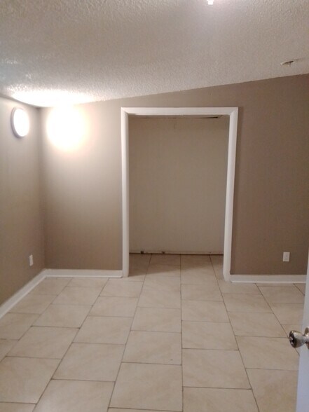 Building Photo - 2537 Chris Ct