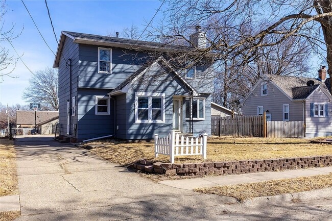 Primary Photo - 5-Bedroom, 2-Bath Rental Home in Urbandale...