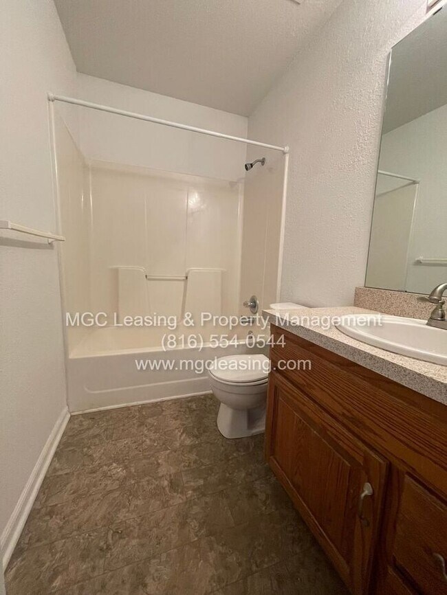 Building Photo - Everyday Comfort in Creekwood Park Townhom...