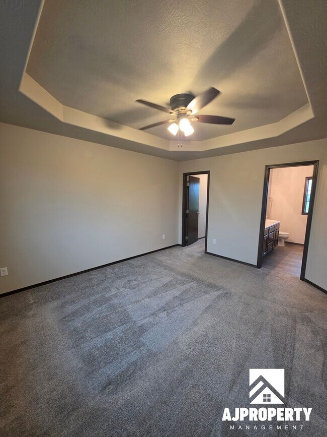Building Photo - 2542 E Meadowside Pl