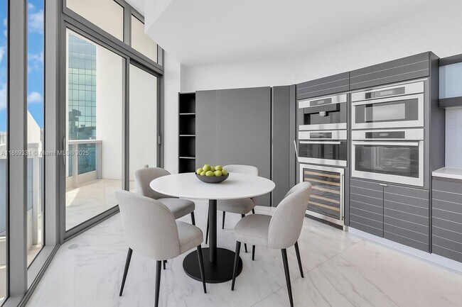 Building Photo - 200 Biscayne Blvd Way