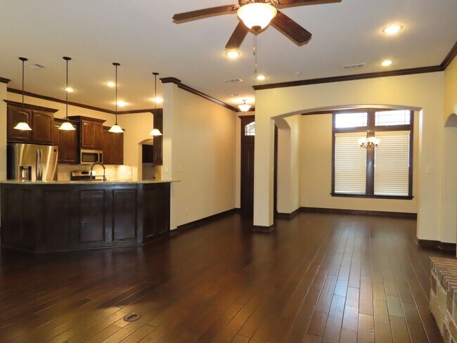 Building Photo - Lindale ISD- Gorgeous 4 Bedroom 2.5 Bathro...