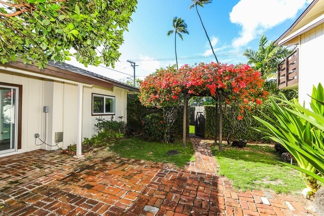 Building Photo - Kahala Avenue Beachside -  1 minute walk to beach  Recently remodeled w/fenced yard. 1 bdrm, 1 ba...