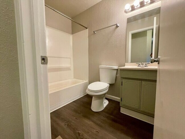 Building Photo - 3 Bed 2 Bath Townhouse, newly renovated!