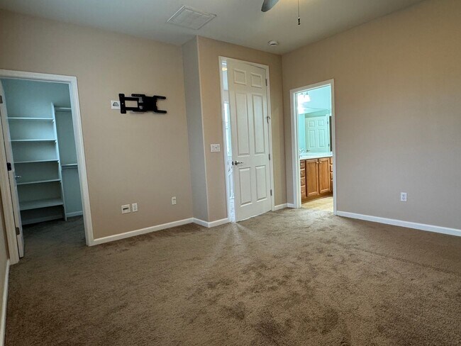 Building Photo - Corner lot Roseville property!