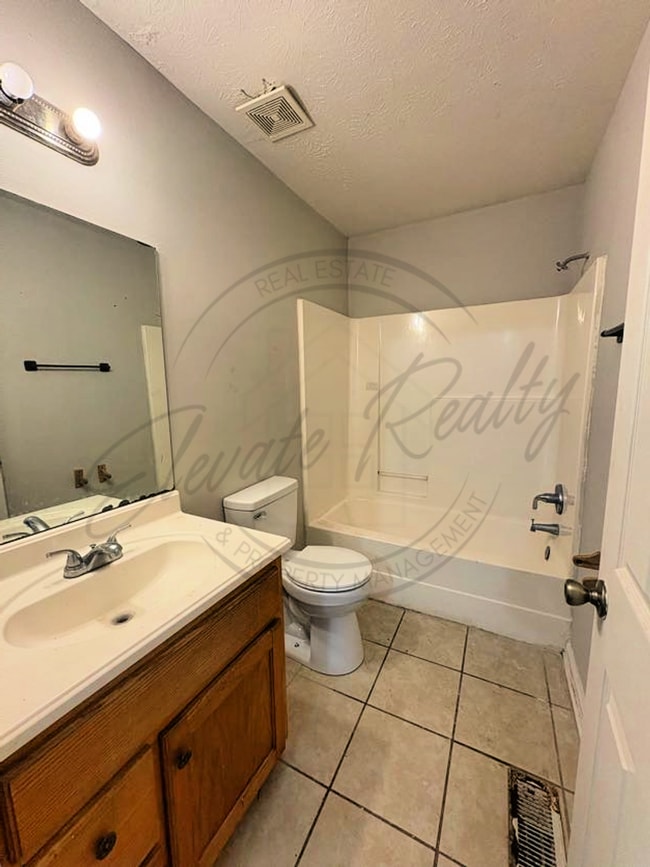 Building Photo - Three Bedroom Ranch with Appliances in Col...