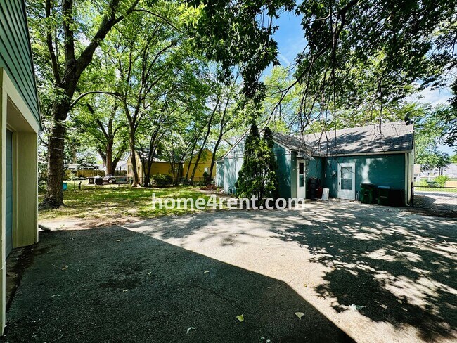 Building Photo - Adorable Ranch in Roeland Park w/ Wood Flo...