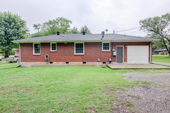 Building Photo - 18 Hillsboro Rd