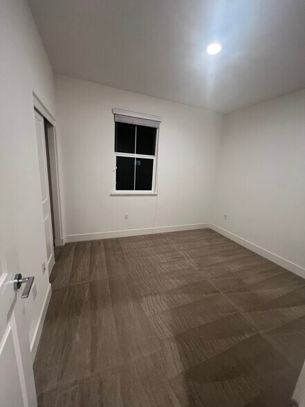 Building Photo - 857 Barney Cmn