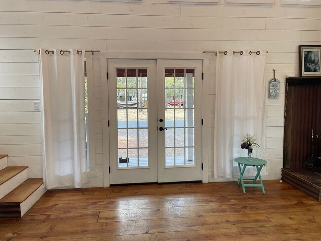 Building Photo - Cottage in Oregon Water Wonderland - Available for a Short Term Lease