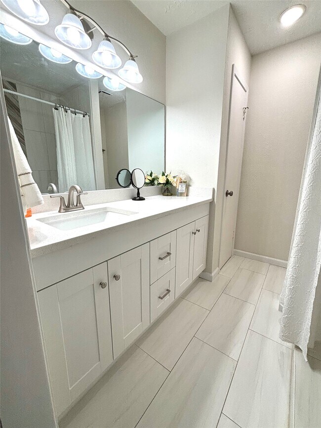 Building Photo - 16922 Nicole Ln