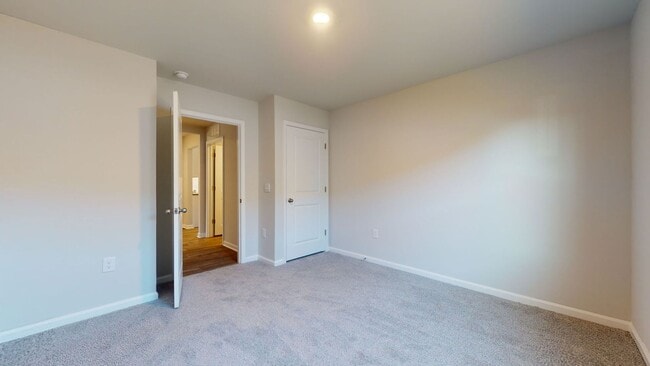 Building Photo - 4 bedroom Home in WATERSIDE!