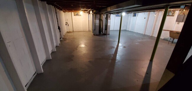 Building Photo - Gorgeous 3 Bed Upper Available with shared Garage & Hardwood floors, Appliances incl.