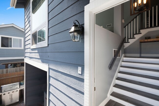 Building Photo - Comfortable 2-Bed, 2-Bath Home in Costa Mesa Near Shops, Restaurants & Lifestyle Hotspots