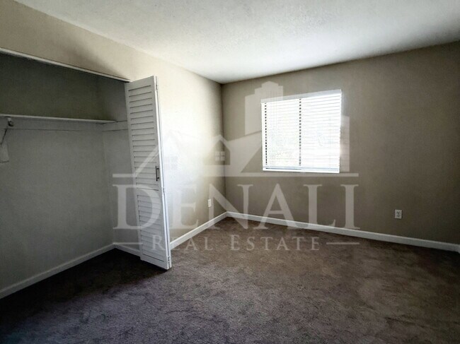 Building Photo - 1529 E Edgewater Dr