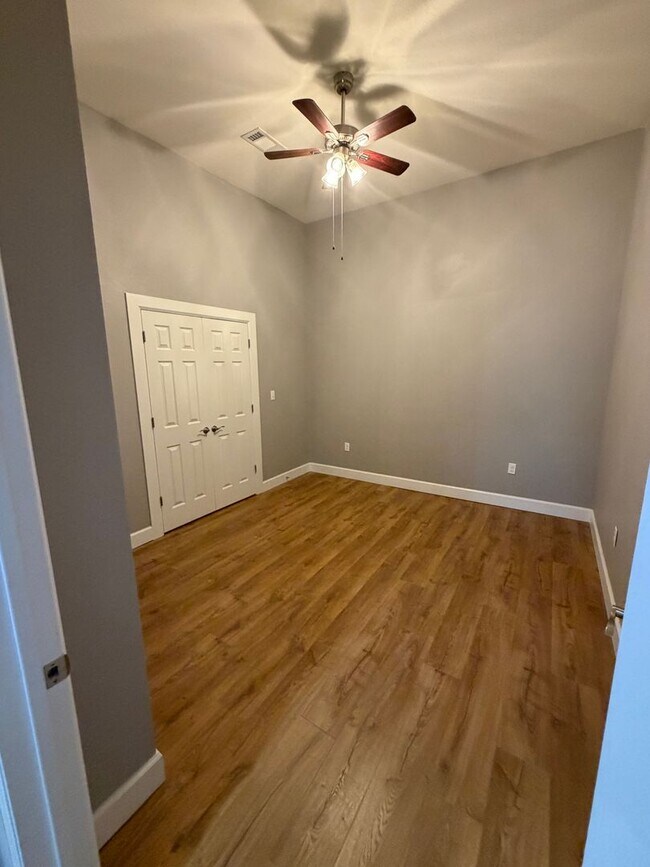 Building Photo - 616 Main St