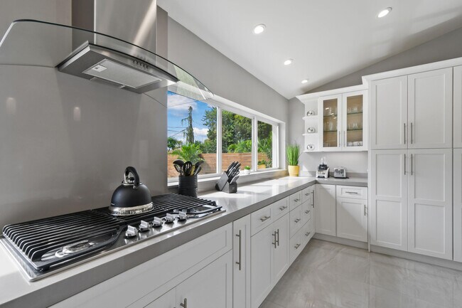 Building Photo - 7101 W Lake Dr