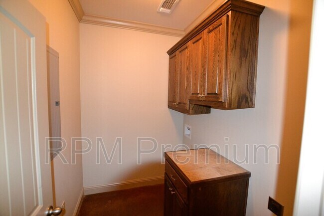 Building Photo - 4836 Rollins Rd