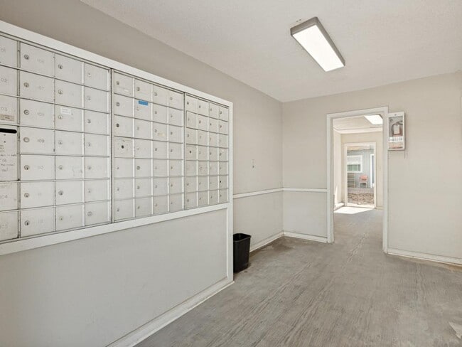 Building Photo - 2401 Manor Rd