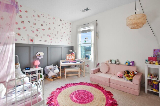 Building Photo - Pet Friendly Three Bedroom with Bonus!