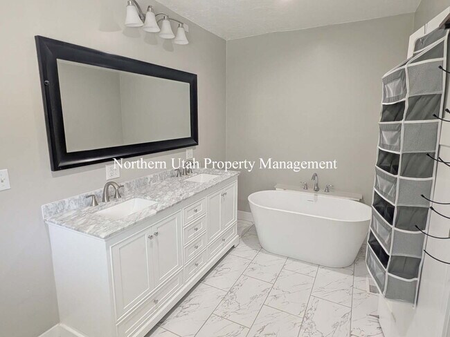 Building Photo - 4 Bed, 3.5 Bath - Amazing Location