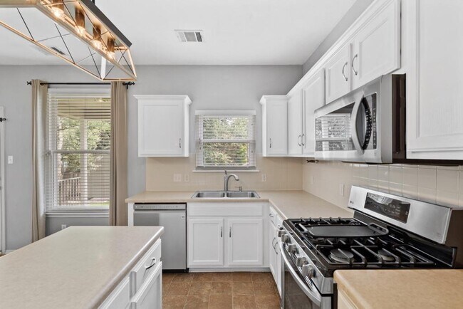Building Photo - 2704 Greenlee Dr