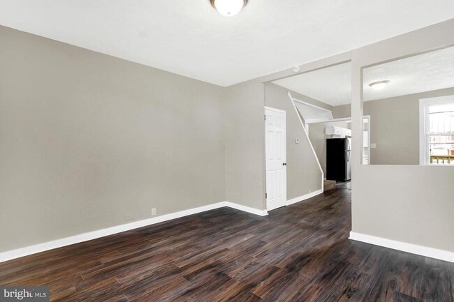 Building Photo - 3 Bedroom Home with High Ceilings & Natural Light!