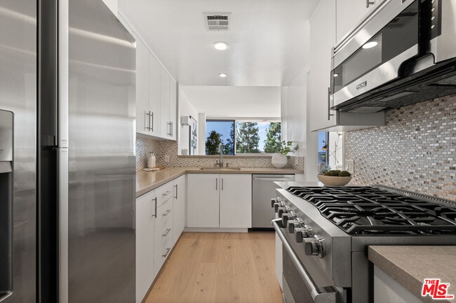 Building Photo - 8787 Shoreham Dr