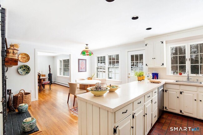 Building Photo - 5 Tall Trees Dr