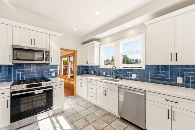 Building Photo - Classic 3bed/2bath Home Near Lake Merritt with Fresh Updates