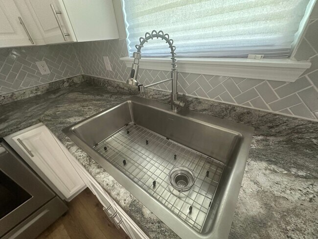 Building Photo - 3 Bedroom with extra Office Space AVAILABL...