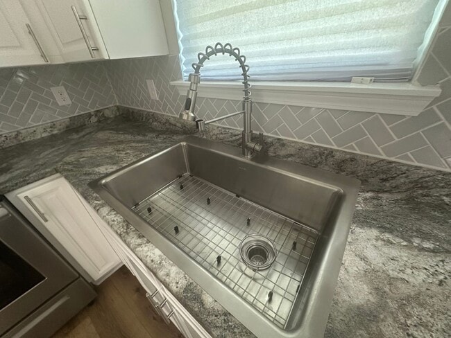 Building Photo - 3 Bedroom with extra Office Space AVAILABLE NOW!