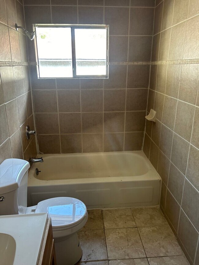 Building Photo - 3bd/1ba w/ Side Porch and Fully Fenced In Backyard!