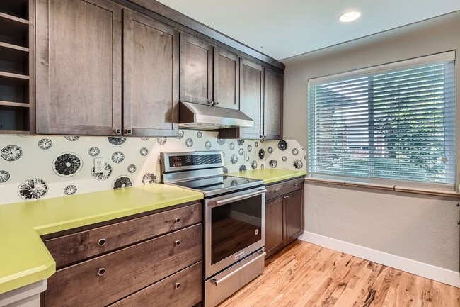 Building Photo - 4 Bed, 2 Bath Duplex in East Colfax – Brig...