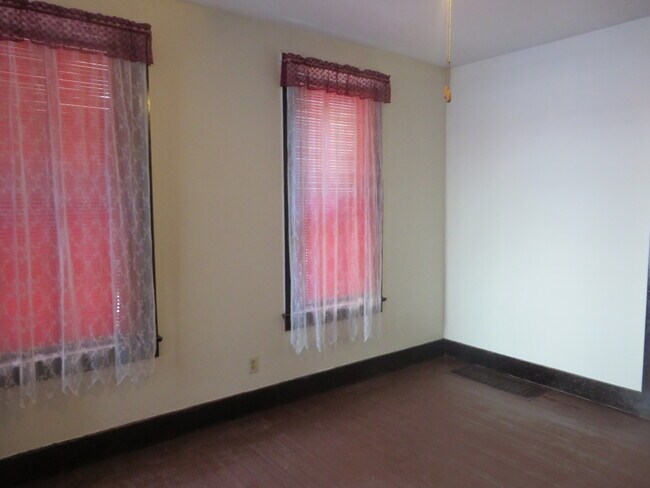 Building Photo - Large Three Bedroom, 1.5 Bathroom Home hal...