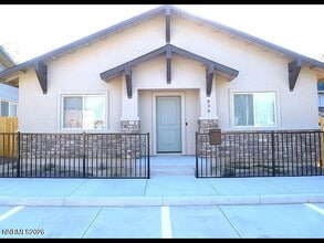 Building Photo - 636 W 9th St