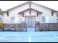 Building Photo - 636 W 9th St