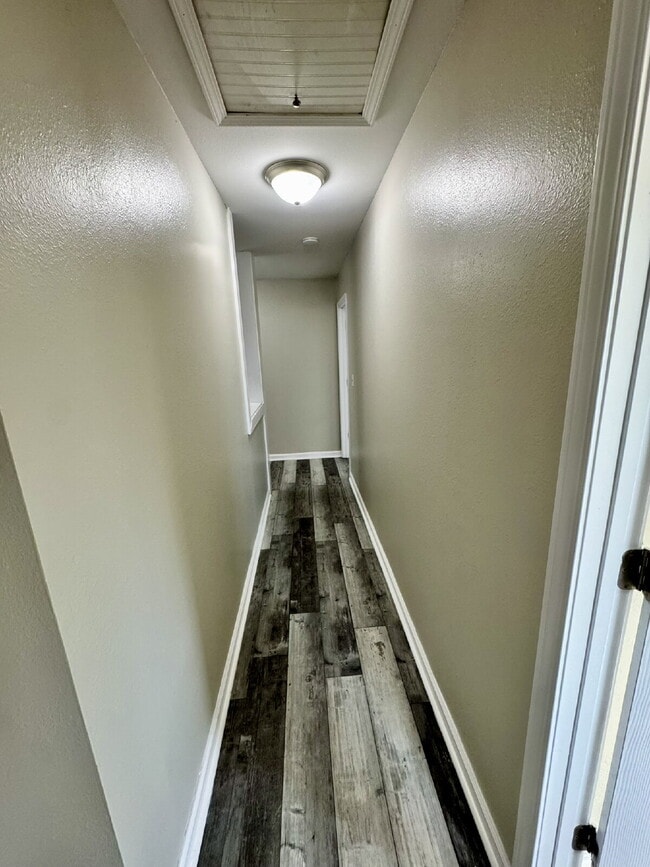 Building Photo - FRESHLY PAINTED 4 bedroom home in Lynn Haven!