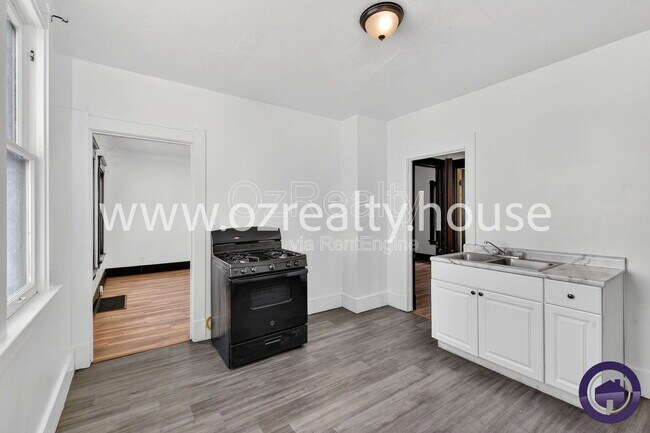 Building Photo - 834 Oak St