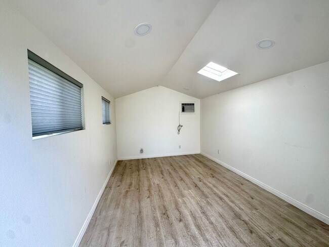 Building Photo - Updated 2 Bed, 1 Bath Home with Detached Office Space