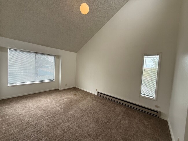 Building Photo - NE Bend 2bed/1.5bath Townhome Near St Charles with Garage