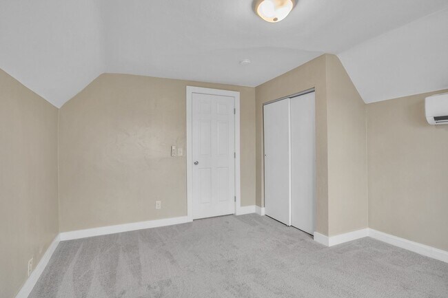 Building Photo - 912 W 13th St